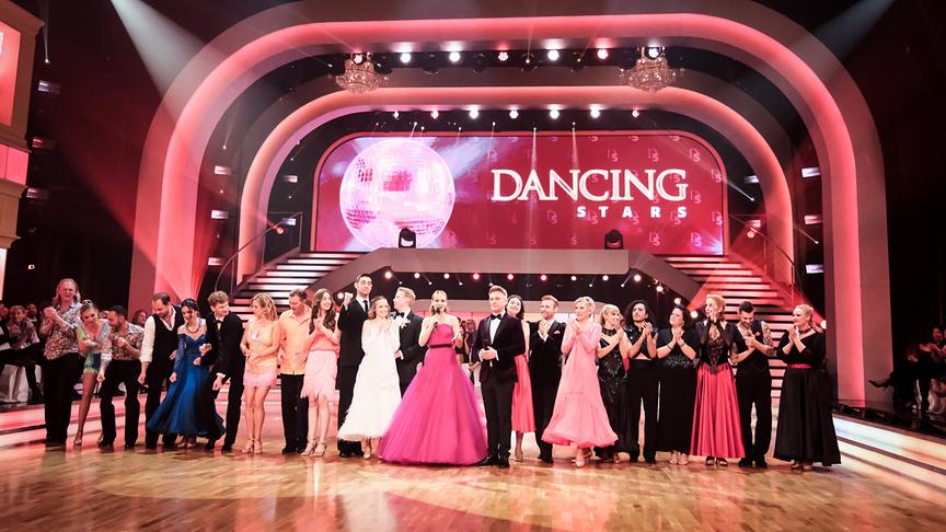 © ORF/Hans Leitner "Dancing Stars" am 31.3.2023: Mirjam Weichselbraun und Andi Knoll mit den Tanzpaaren und „Family & Friends“