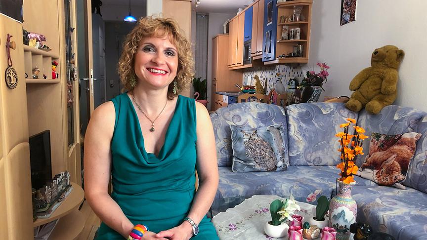 © ORF/Talk TV/Andreas Scheurer "Liebesg´schichten und Heiratssachen" am 17.7.2023: Doris, 44-jährige Aboverkäuferin aus Wien, hat eine Wohnung, die Nippes-technisch alle Stückeln spielt. Und so findet das Interview mit Nina Horowitz zwischen Tigern, Wölfen, Eulen, Schweinchen und anderen Figürchen in den unterschiedlichsten Größen statt.