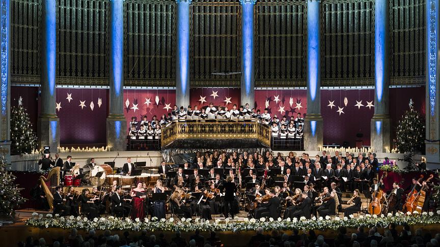 "Christmas in Vienna 2022": ORF Radio-Symphonieorchester Wien, Wiener Sängerknaben, Wiener Singakademie. Im Vordergrund von links: Mezzosopranistin Jamie Barton, Sopranistin Miriam Kutrowatz