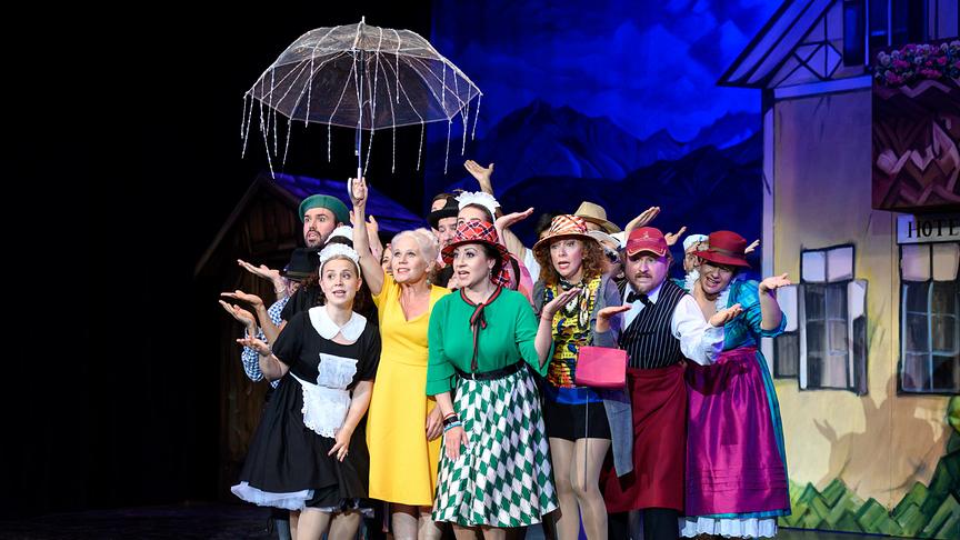 © ORF/Bühne Baden/Lukas Beck "Aus der Sommerarena Baden: Im weißen Rössl": Ensemble mit Gabriele Schuchter und Melanie Schneider