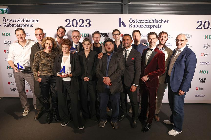 Österreichischer Kabarettpreis 2023: Alex Kristan, Christian Dolezal, Paul Pizzera, Peter Klien, Jürgen Marschal, Sebastian Huber, Fritz Jergitsch, Jonny Balchin, Thomas Lackner von links nach rechts unten: Adele Neuhauser, Maria Muhar, Malarina, David Scheid, Fadi Merza, Clemens Maria Schreiner