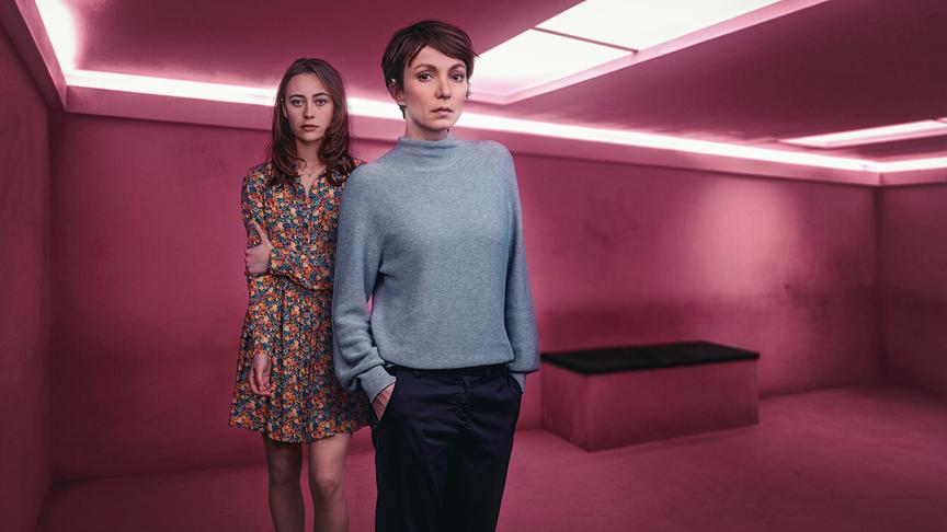 "Im Schatten der Angst 2 - Du sollst nicht lügen": Mercedes Müller (Anna Lobrecht), Julia Koschitz (Karla Eckhard)