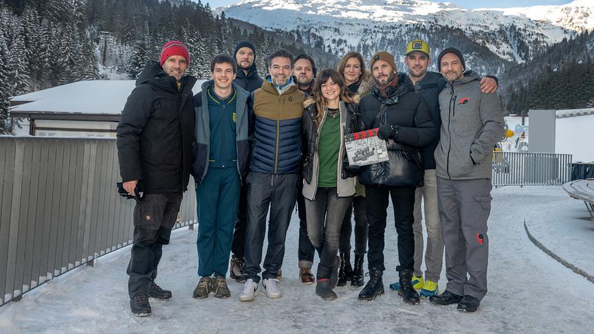 Die „School of Champions“ startet in ihre zweite Skisaison: Kameramann André Mayerhofer, Mikka Forcher, Producer Samuel Schultschik, Jakob Seeböck, Head of Production Wolfgang König, Julia Rosa Peer, Executive Producer Katharina Theissen, Regisseur Dominik Hartl, Ferdinand Seebacher, Oliver Rosskopf