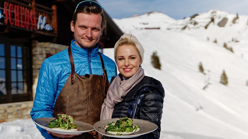 © ORF/Lura Media/Simeon Baker "Silvia kocht: Unterwegs in Bad Gastein": Julian Scharfetter, Silvia Schneider. („Carpaccio Cipriani“ und „Vegetarische Krautroulade mit Bergkäsesauce und Babymangold“)