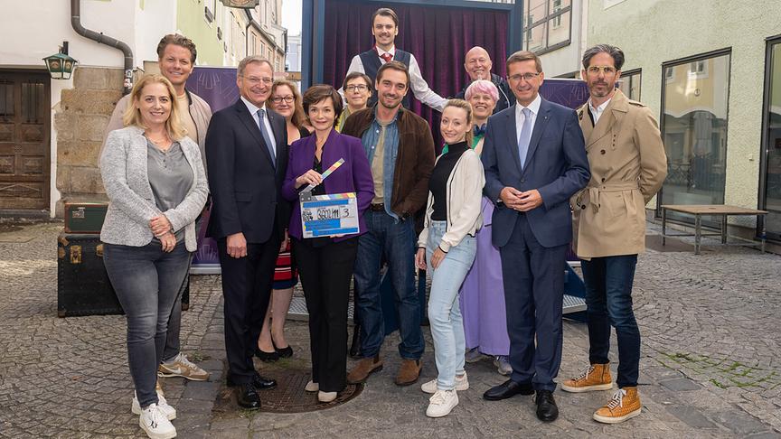 © ORF/Gebhardt Productions/Stefanie Leo Die „Soko Linz“ geht wieder auf Verbrecherjagd: Sabine Renner-Lehner, Mark Seibert, Landeshauptmann Mag. Thomas Stelzer, ORF-Fernsehfilmchefin Mag. Katharina Schenk, Katharina Stemberger, Susanne Spellitz, Michael Glantschnig, Daniel Gawlowski, Alina Fritsch, Regisseurin Kim Strobl, Kameramann Gero Lasnig, Landesrat Markus Achleitner, Produzent Florian Gebhardt