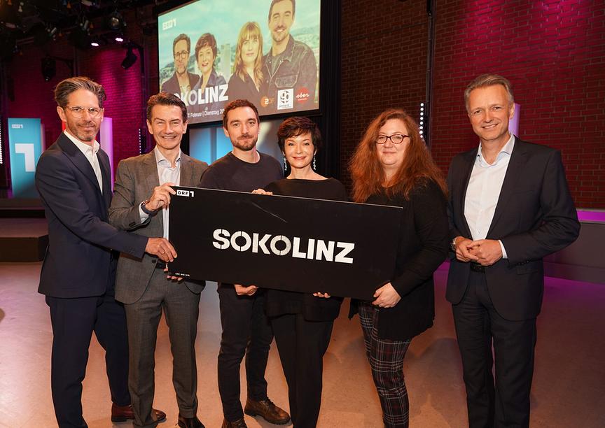 © ORF/Roman Zach-Kiesling Die „Soko Linz“ geht in die nächste Runde: Produzent Florian Gebhardt, ORF-Generaldirektor Roland Weißmann, Daniel Gawlowski, Katharina Stemberger, ORF-Fernsehfilmchefin Katharina Schenk, ORF-Landesdirektor Klaus Obereder