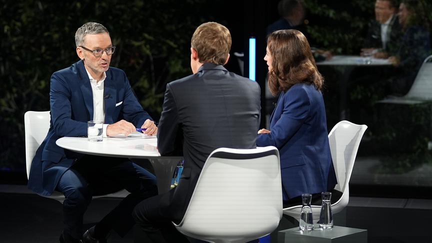 © ORF/Roman Zach-Kiesling ""Sommergespräche 2022: Tobias Pötzelsberger und Julia Schmuck im Gespräch mit Herbert Kickl, FPÖ": Herbert Kickl; Julia Schmuck; Tobias Pötzelsberger