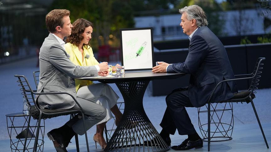 © ORF/Roman Zach-Kiesling "Sommergespräche 2022": Vizekanzler Werner Kogler; Julia Schmuck ; Tobias Pötzelsberger