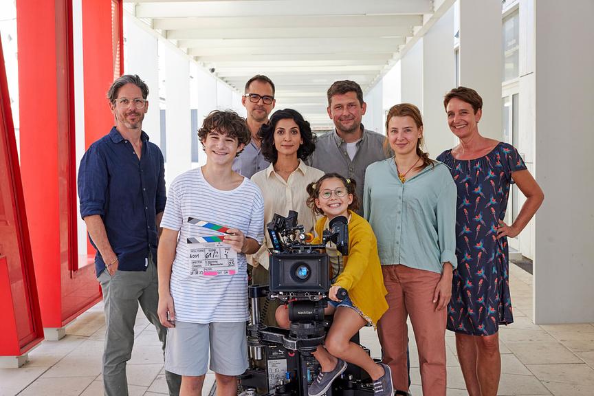 © ORF/Gebhardt Productions/Fabio Eppensteiner "Tiefwassertaucher unterm Dach": Produzent Florian Gebhardt, Leopold Pallua, Kameramann Josef A. Mittendorfer, Neda Rahmanian, Ariana Stöckle, Regisseur Rupert Henning, Martina Ebm, Produzentin Isabelle Welter