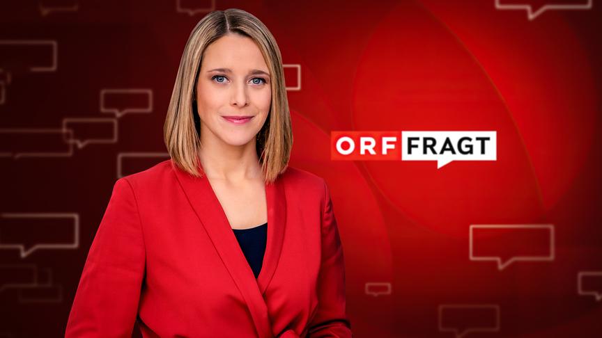 Mariella Gittler in rotem Blazer steht vor einem roten Studiograﬁk-Hintergrund neben dem Schriftzug „ORF FRAGT“.