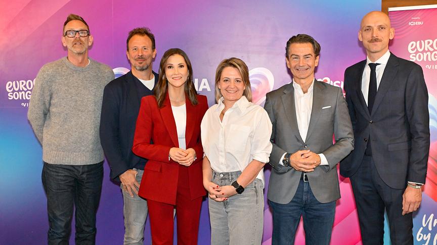 Gruppenfoto mit Director Martin Green (EBU), ESC Executive Producer Michael Krön,  Alexandra Maritza Wachter, ORF-Programmdirektorin Stefanie Groiss-Horowitz, ORF-Generaldirektor Roland Weißmann und Thomas Waldner (Geschäftsführer der Wiener Stadthalle) vor "Eurovision Song Contest"-Wand