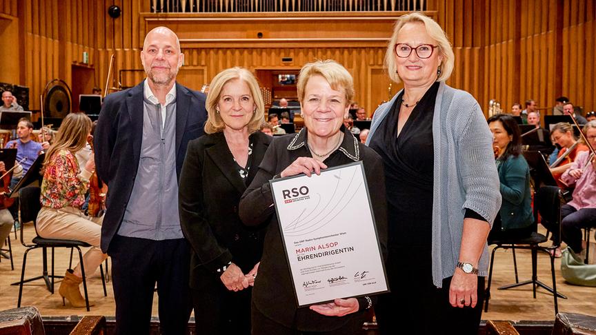 © ORF/Klaus Titzer ORF Radio-Symphonieorchester Wien verlieh Marin Alsop den Titel Ehrendirigentin: Thomas Wohinz, Ingrid Thurnher, Marin Alsop und Angelika Möser