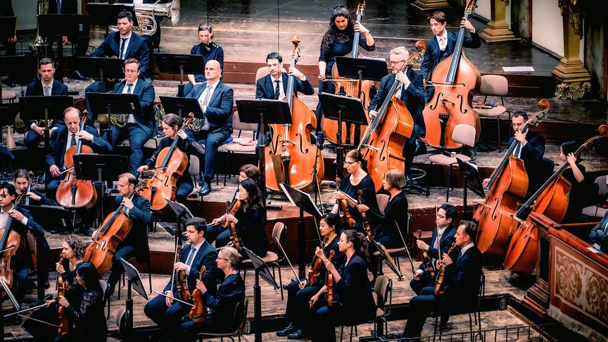 © ORF/Hans Leitner Mitglieder des ORF Radio-Symphonieorchesters sitzen in einem Konzertsaal mit ihren Instrumenten