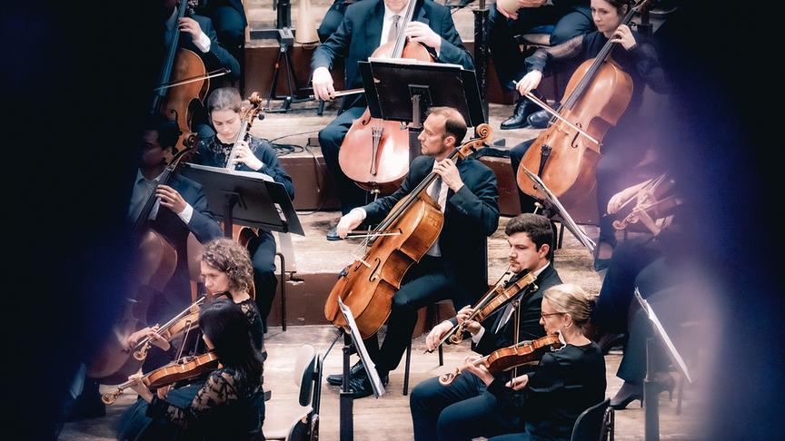 Mitglieder des ORF Radio-Symphonieorchester Wien spielen auf ihren Streichinstrumenten.