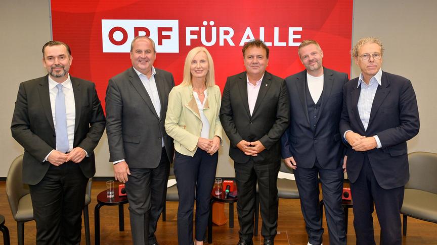  Clemens Pig, Josef Pröll, Roswitha Stadlober, Jan Nast, Simon Ertl und Heinz Lederer bei einem Treffen mit prominenten Vertreterinnen und Vertretern aus Kultur und Sport im ORF-Atrium vor dem roten Schriftzug „ORF für alle“.