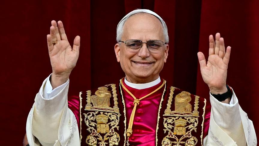 © APA/AFP/Tiziana FABI Der neu gewählte Papst Leo XIV., Robert Prevost, spricht am 8. Mai 2025 zum ersten Mal nach dem Konklave der Kardinäle im Vatikan vom zentralen Loggia-Balkon des Petersdoms zur Menge. Robert Francis Prevost wurde am Donnerstag zum ersten Papst aus den Vereinigten Staaten gewählt, wie der Vatikan bekannt gab. Der gemäßigte Papst, der Papst Franziskus nahestand und jahrelang als Missionar in Peru tätig war, wird der 267. Pontifex der katholischen Kirche und nimmt den Papstnamen Leo XIV. an.