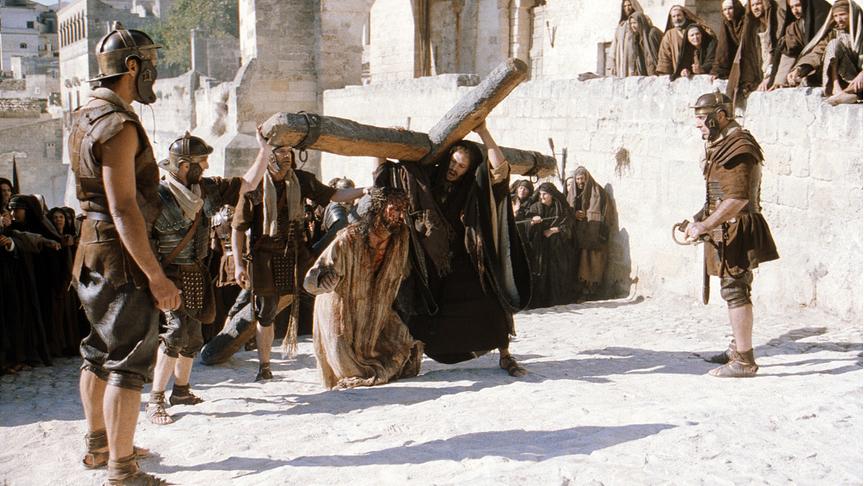© ORF/Icon Entertainment/Philippe Antonello "Die Passion Christi": Simon von Zyrene (Jarreth J. Merz) hilft Jesus (James Caviezel, mi.) das Kreuz zu tragen.