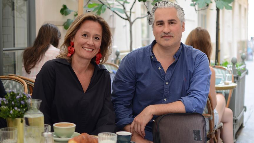 © ORF/Ö1/PRIVAT Pianistin Anika Vavić und Geiger Rémy Ballot sitzen an einem Tisch beim Frühstück in einem Gastgarten