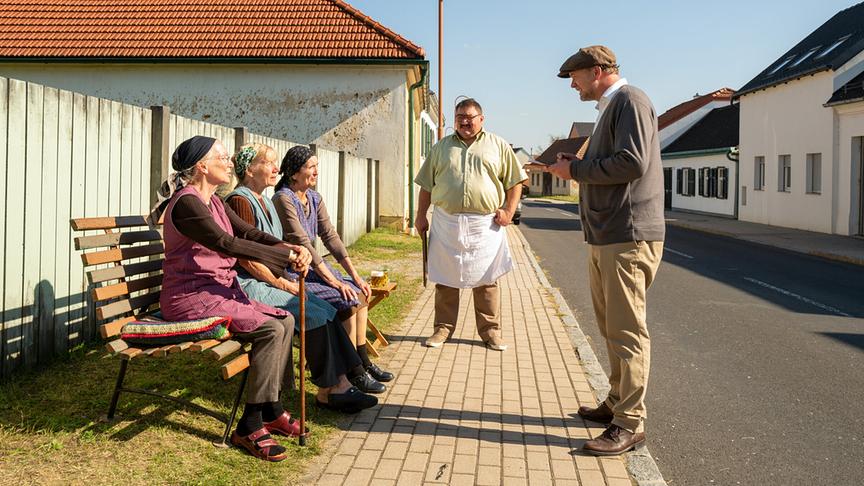 Thomas Stipsits in den Fängen der „Kopftuchmafia“: Erika Mottl (Resl Grandits), Erika Deutinger (Baba Sifkovits), Linde Prelog (Hilda Resetarits), Christoph Krutzler (Franz Maikits), Thomas Stipsits (Sifkovits)