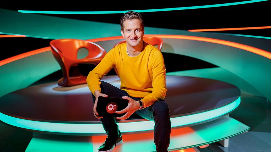 © ORF/Roman Zach-Kiesling "Q1 Ein Hinweis ist falsch": Oliver Polzer moderiert „Q1 Ein Hinweis ist falsch“, das neue Vorabendquiz von ORF 1.
