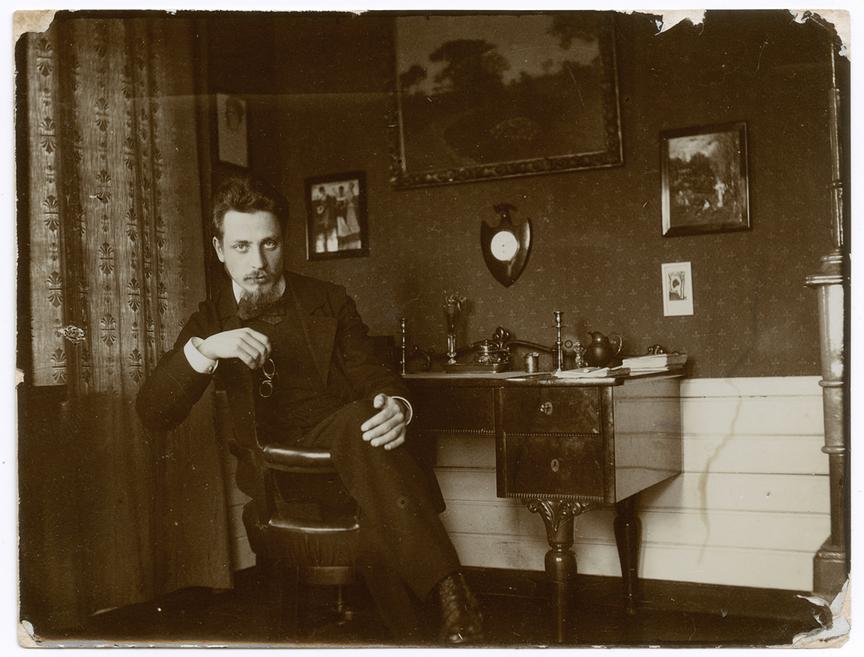 Schwarz-Weiß-Foto von Rainer Maria Rilke, Herbst 1901, am Schreibtisch im Westerweder Heim