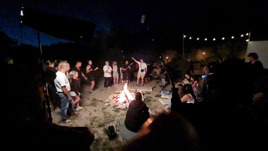 In Oslip im Burgenland wurde ein Set geschaffen, das an ein Roma-Lager der 1930er-Jahre erinnert - mit Musik, Tanz, Kochen, Gesprächen und Alltagsszenen.
