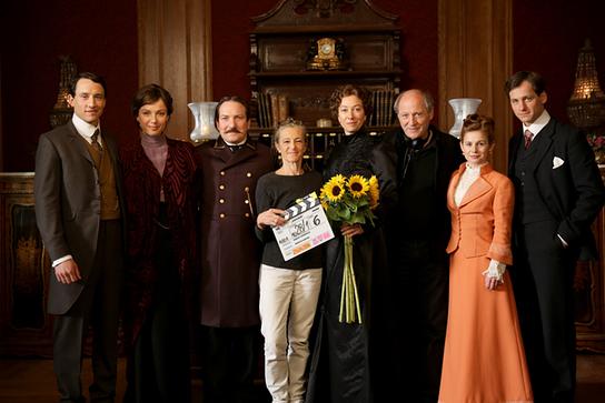 © ORF/MR Film/Petro Domenigg „Das Sacher“ (AT) - Dreharbeiten: Laurence Rupp, Julia Koschitz, Robert Palfrader, ORF-Fernsehdirektorin Mag. Kathrin Zechner, Ursula Strauss, Regisseur Robert Dornhelm, Josefine Preuß, Florian Stetter