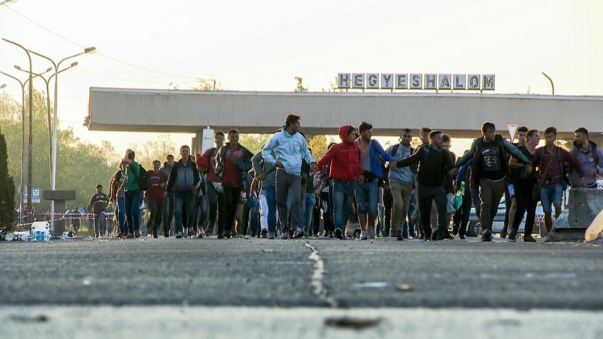 © ORF Schicksalstage Österreichs - 2015: Die große Flucht: Viele Flüchtlingsgruppen kommen 2015 über Ungarn zur österreichischen Grenze.