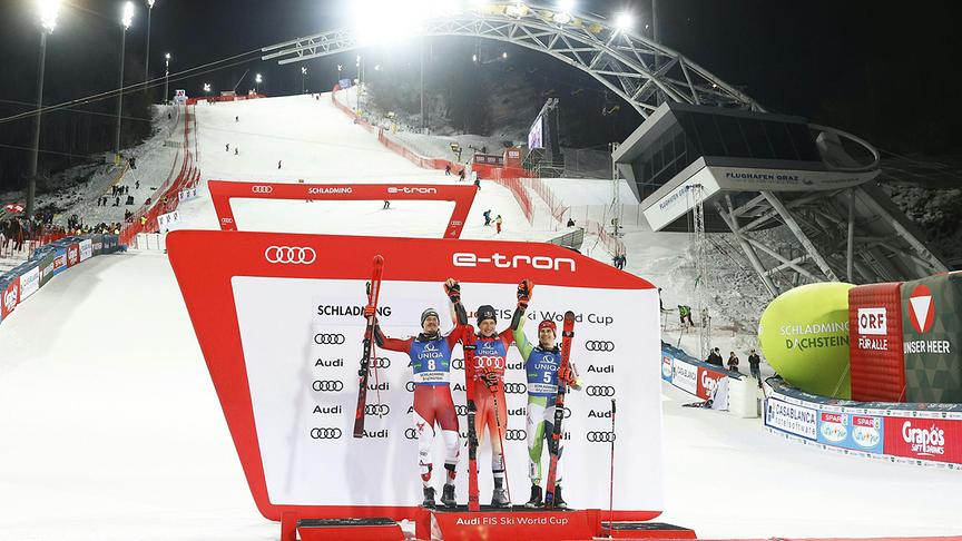 © APA/ERWIN SCHERIAU Manuel Feller (AUT, Rang 3), Marco Odermatt (SUI, Rang 1) und Zan Kranjec (SLO, Rang 3) im Rahmen der Siegerehrung des RTL der Männer am Dienstag, 23. Jänner 2024, in Schladming.
