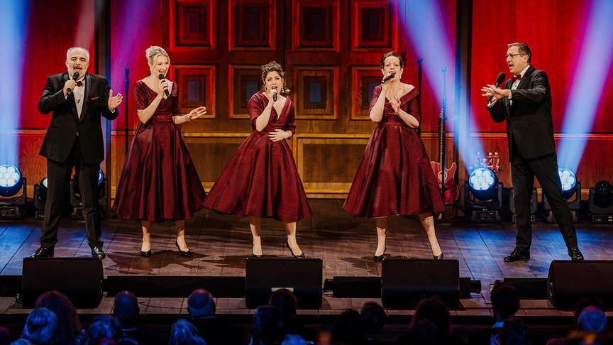 © ORF/Hoanzl/Nadine Studeny Schlageranfall mit Niavarani und Gernot: Michael Niavarani, Jenny Frankl, Ariana Schirasi-Fard, Katharina Dorian und Viktor Gernot