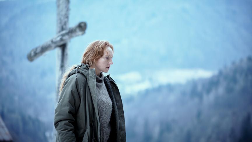 "Schnee - Folge 3": Lucia (Brigitte Hobmeier) auf der Suche nach Alma.