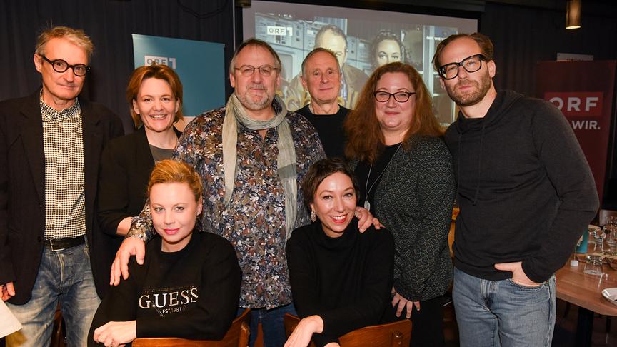 Ab 9. Jänner wird wieder „Schnell ermittelt“: Regisseur Gerald Liegel, ORF-Programmdirektorin Stefanie Groiss-Horowitz, Katharina Straßer, Wolf Bachofner, Regisseur Michi Riebl, Ursula Strauss, ORF-Fernsehfilmchefin Mag. Katharina Schenk, Produzent Oliver Auspitz