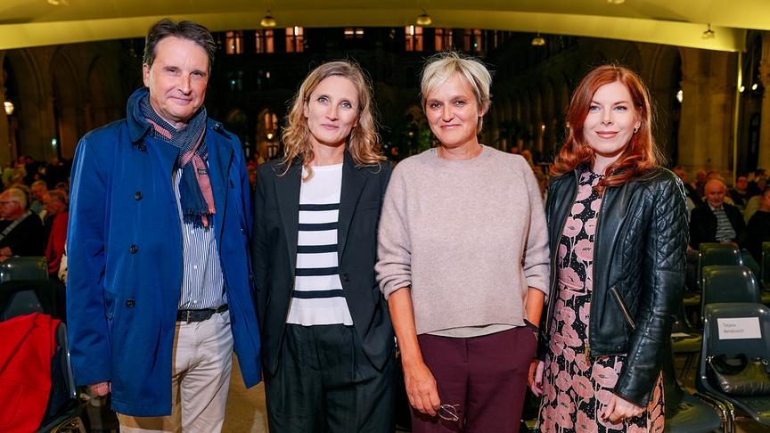 Gruppenfoto mit ORF-TV-Kulturchef Martin Traxl, Regisseurin Tatjana Berlakovich, Anita Eichinger (Direktorin Wienbibliothek im Rathaus) und ORF-Moderatorin Teresa Vogl bei der Präsentation von  „Schurli – Der Liedermacher & Poet Georg Danzer“