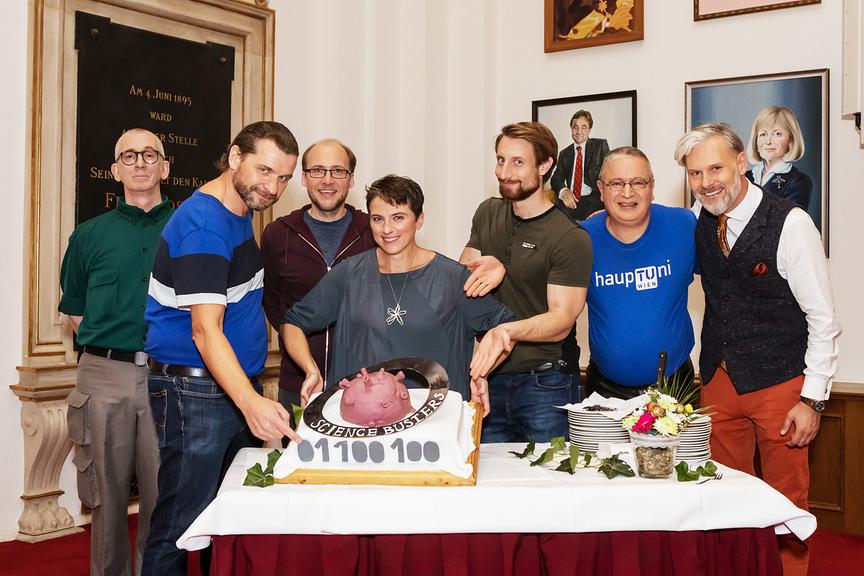 © ORF/Regine Schöttl Jubiläum für die „Science Busters“: Im Bild: Günther Paal, Martin Puntigam , Florian Freistetter, Elisabeth Oberzaucher, Martin Moder, Peter Weinberger, Helmut Jungwirth