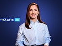 Simone Stribl steht vor einem dunkelblauen Studiohintergrund, neben ihr der Schriftzug „Sommergespräche 26“