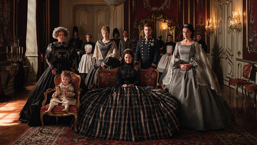 © ORF/TVNOW/Lukas Šalna "Sisi": Tanja Schleiff (Gräfin Esterhazy), Luize Pars Balode (Tochter), Paula Kober (Fanny), Dominique Devenport (Sisi), Jannik Schümann (Franz), Désirée Nosbusch (Erzherzogin Sophie)