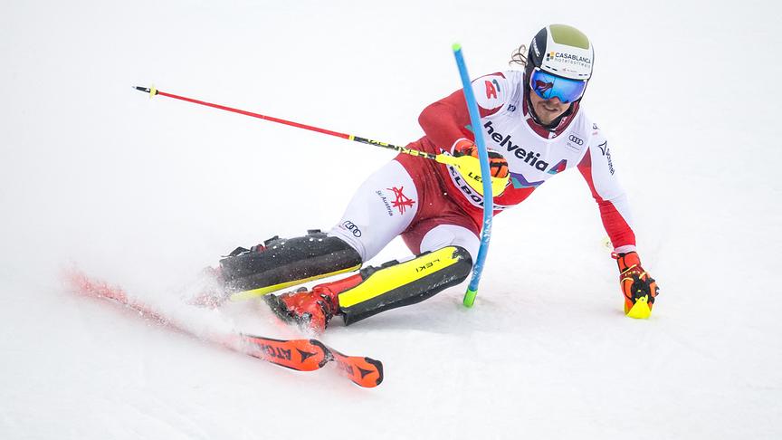 © APA/AFP/Fabrice COFFRINI Der Österreicher Manuel Feller räumt ein Tor, als er am 7. Januar 2024 im ersten Lauf des Herren-Slaloms während des FIS Alpinen Ski-Weltcups in Adelboden, Südwestschweiz, antritt.