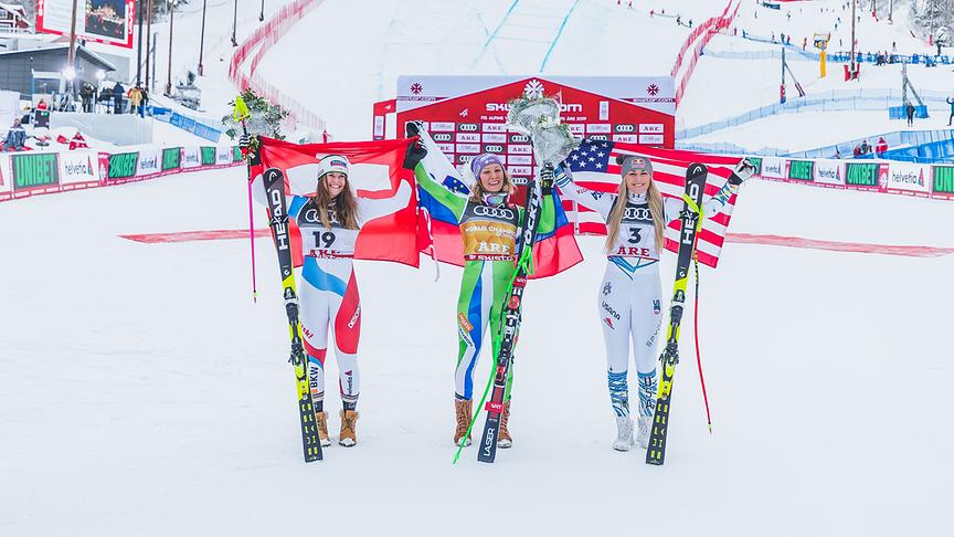 Silbermedaillengewinnerin Corinne Suter (SUI), Weltmeisterin und Goldmedaillengewinnerin Ilka Stuhec (SLO), Bronzemedaillengewinnerin Lindsey Vonn (USA) am Sonntag, 10. Februar 2019, während der Siegerpräsentation für die Abfahrt der Damen im Rahmen der alpinen Ski-Weltmeisterschaft in Aare, Schweden. 