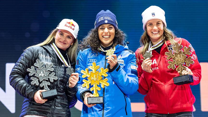 Alice Robinson (NZL) 2. Platz und Silbermedaillengewinnerin, Federica Brignone (ITA) 1. Platz Goldmedaille und Weltmeisterin, Paula Moltzan (USA) 3. Platz und Bronzemedaillengewinnerin am Donnerstag, 13. Februar 2025, im Rahmen der Medaillen Zeremonie im Riesentorlauf der Frauen, anl. der alpinen Ski-WM in Hinterglemm.