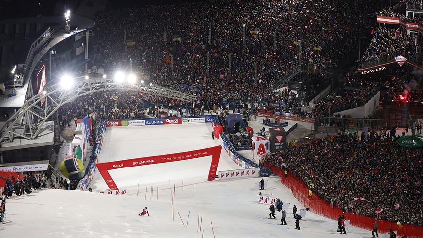 © APA/ERWIN SCHERIAU Eine Ansicht des Planai-Zielstadions während der Fahrt von Manuel Feller am Mittwochabend, 28. Jänner 2026, in Aktion im 1. Durchgang des Slaloms der Männer in Schladming.