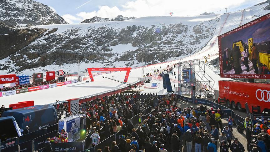 SKI-WELTCUP IN SÖLDEN: Zuschauer am Sonntag, 27. Oktober 2024, während dem Riesentorlauf der Männer am Rettenbachferner in Sölden.