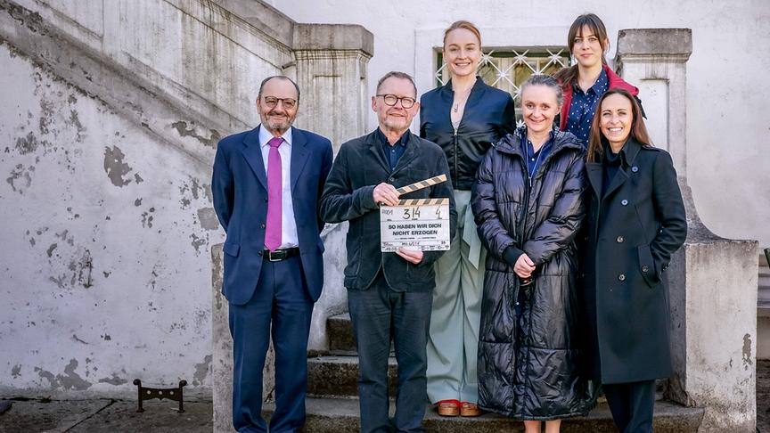 © ORF/BR/Cult Film/Lisa Eidenhammer „So haben wir dich nicht erzogen“ (AT): Alina Schaller stellt die Welt von Brigitte Hobmeier und Gerti Drassl auf den Kopf: Produzent Burkhard Ernst, Regisseur Michael Kreihsl, Brigitte Hobmeier, Gerti Drassl, Alina Schaller, Produzentin Katharina Ernst