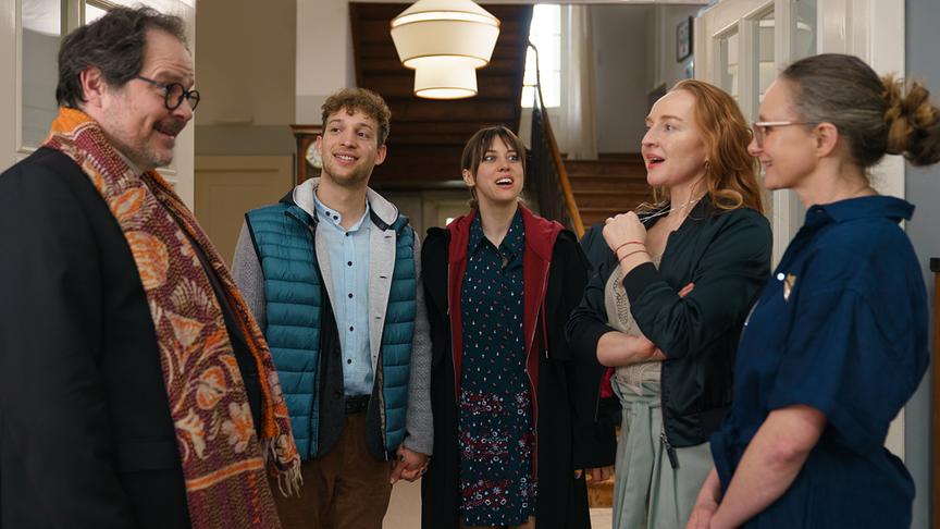 © ORF/BR/Cult Film/Petro Domenigg „So haben wir dich nicht erzogen“ (AT): Alina Schaller stellt die Welt von Brigitte Hobmeier und Gerti Drassl auf den Kopf: Thomas Mraz (Edgar), Julian Pichler (Andreas Hofer), Alina Schaller (Hedwig Schaller), Brigitte Hobmeier (Balbina Augustin), Gerti Drassl (Inka Schaller)