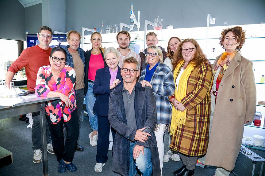 © ORF/Satel Film/ROBIN CONSULT/Andreas Lepsi Max Fischnaller verstärkt das „Soko Donau“-Team: Andreas Kiendl, Maria Happel, Helmut Bohatsch, Lilian Klebow, Max Fischnaller, Heinrich Ambrosch, Martin Gruber, Sabine Weber, Katharina Schenk, Katharina Heigl , Bettina Kuhn