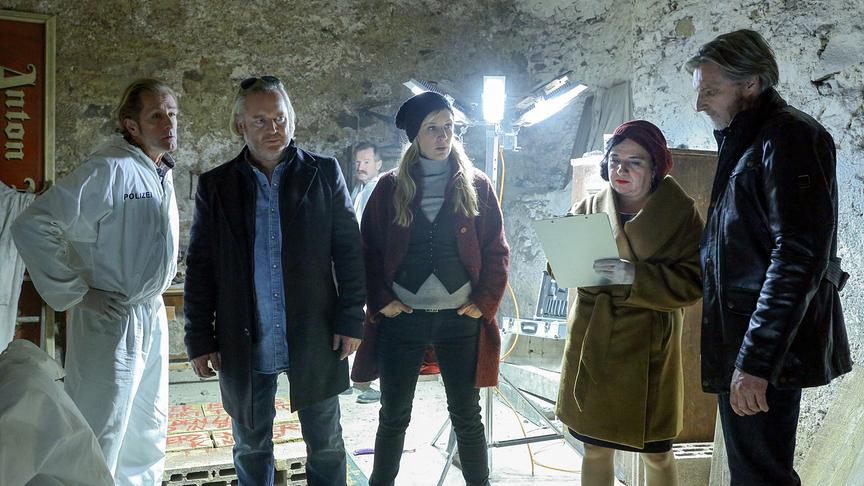 © ORF/SATEL-Film/Petro Domenigg "Soko Donau: Wir sind viele": Helmut Bohatsch (Franz Wohlfahrt), Gregor Seberg (Helmuth Nowak), Lilian Klebow (Penny Lanz), Maria Happel (Dr. Franziska Beck), Stefan Jürgens (Carl Ribarski)