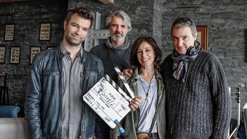 Soko Kitzbühel - Dreharbeiten zu 16. Staffel: Jakob Seeböck und Julia Cencig mit Regisseur Gerald Liegel (re.) und Kameramann Andy Löv