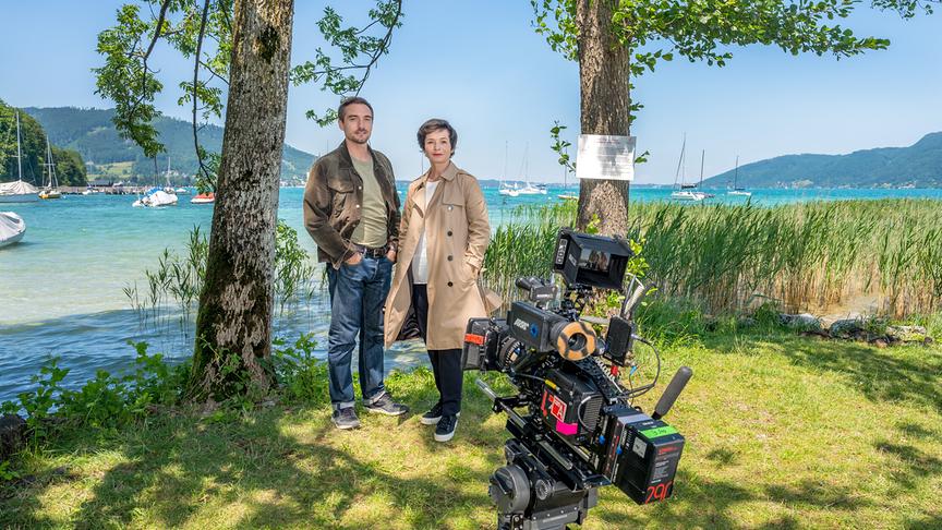 © ORF/Gebhardt Productions/Stefanie Leo Die „Soko Linz“ ermittelt am Tatort Attersee: Daniel Gawlowski und Katharina Stemberger bei den Dreharbeiten.