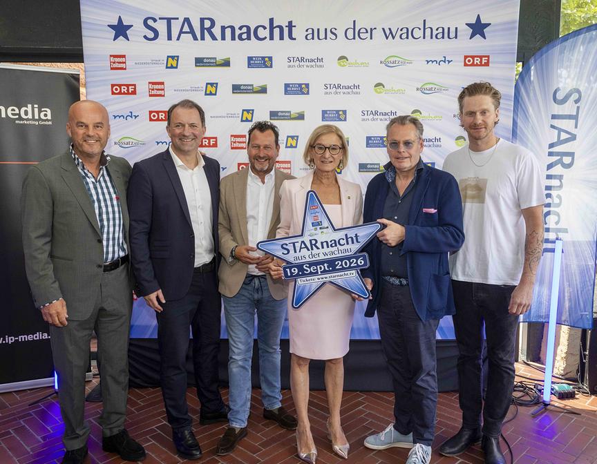 Martin Ramusch, Bernhard Schröder, Alexander Hofer, Johanna Mikl-Leitner, Martin Gastinger und Lucas Fendrich stehen beim Pressetermin zur „STARnacht aus der Wachau“ am 19. September 2026 vor einer Sponsorenwand.