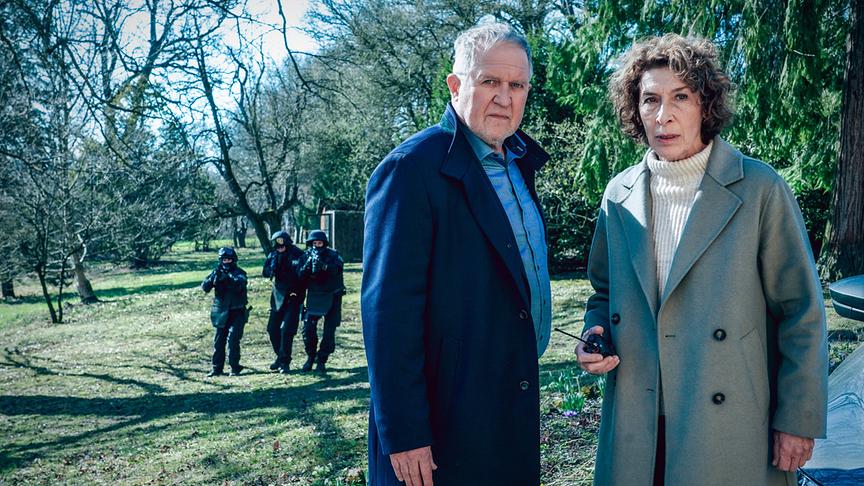 © ORF/Petro Domenigg "Tatort – Wir sind nicht zu fassen": Harald Krassnitzer (Moritz Eisner), Adele Neuhauser (Bibi Fellner)