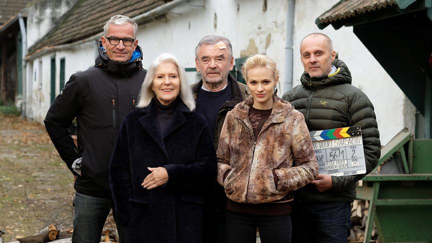 © ORF/Mona Film/Petro Domenigg Christiane und Mavie Hörbiger drehen am „Tatort Staatsarchiv“ (AT)